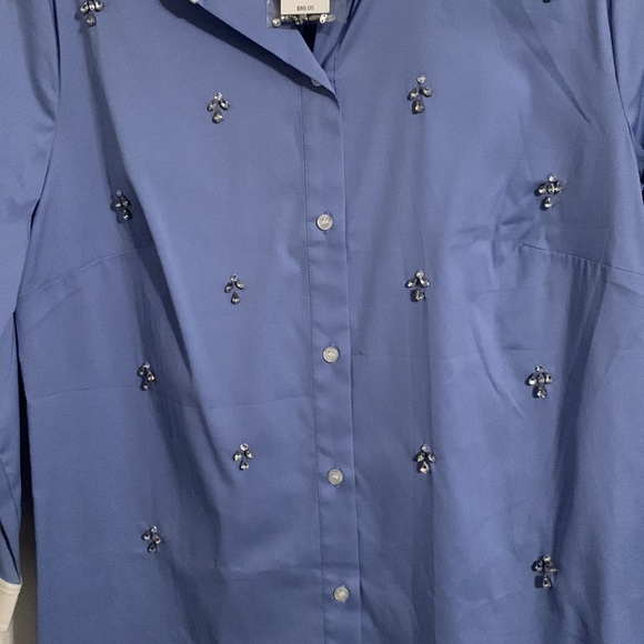 relaxed button down, point collar perfect shirt. 3/4 sleeves with button cuffs - Picture 4 of 4